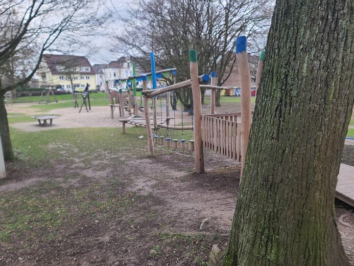 Wohnen direkt am Rhein in Orsoy .... – Spielplatz an der Grundschule