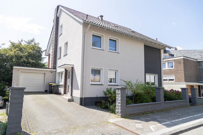 Im Grünen leben - mitten im Zentrum (maklerfrei)  - inkl. 85qm Einliegerwohnung – Strassenansicht mit Garage