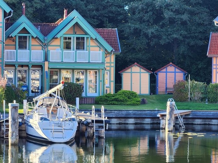 Ferienhaus mit eigenem Bootsliegeplatz – Rückseite mit Liegeplatz