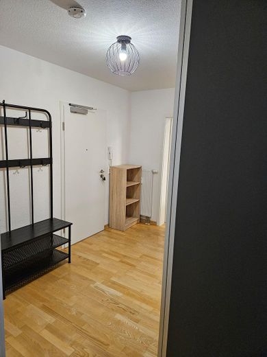 Schöne, ruhige und helle 3-Zimmerwohnung gegenüber Skyline Plaza – Flur mit Eingangstür