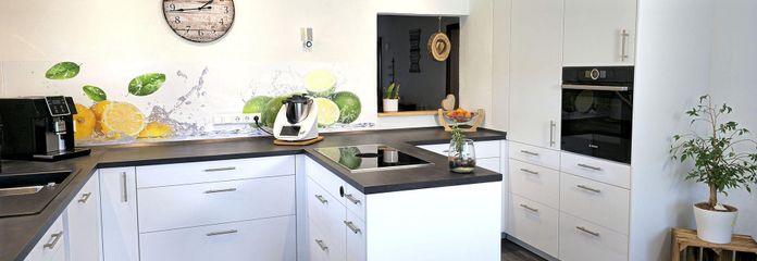 Modernisiertes Zweifamilienhaus mit 1.219 m² Grundstück · Energieklasse A – EG Küche Kochen