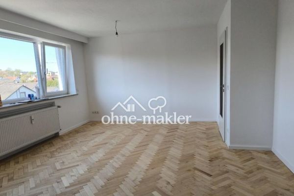 Appartement mansardé rénové en profondeur, 3 pièces avec cuisine, salle de bains et jardin, garage, 2 places de parking & installation photovoltaïque