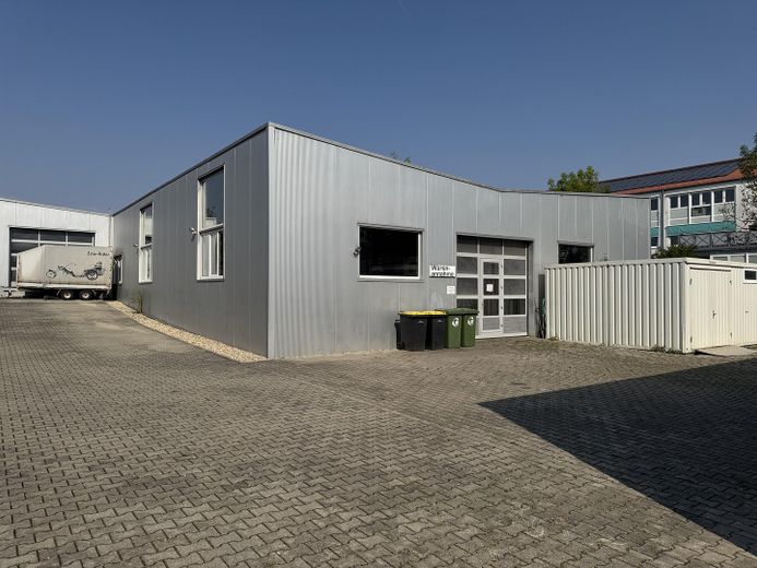 Werkstatt Ausstellung Lager mit exklusivem Betriebsleiter Wohnhaus – Werkstatt+Waschcontainer