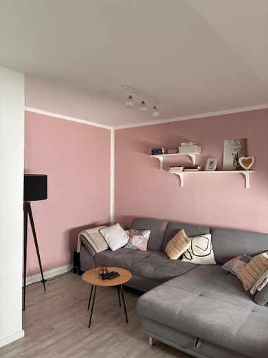 **FLATERATE MIETE!** 2R. Wohnung (BJ2019), inkl. hochwertiger Küche (EBK), FBH, Wallbox, – Wohnzimmer