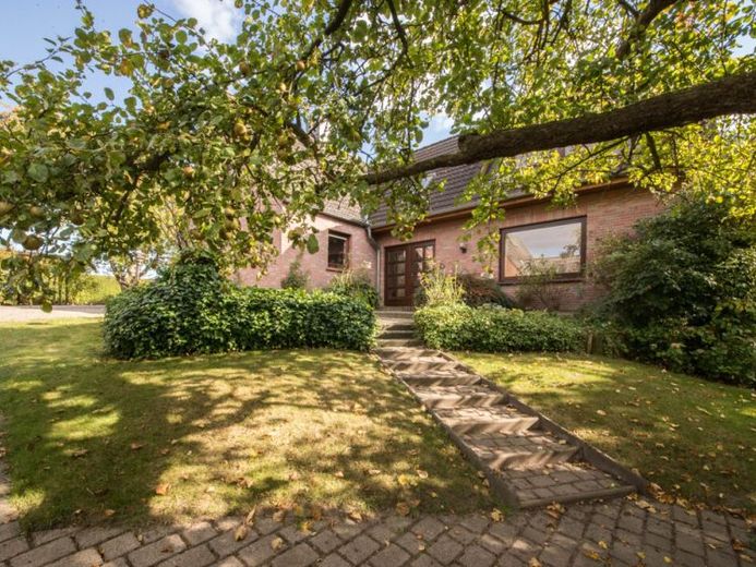 r e s e r v i e r t Zweifamilienhaus mit Traumgarten in Wassernähe – Foto 1