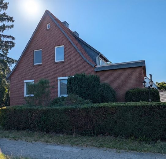 Altencelle’de idil: 1200qm üzerinde havuzlu müstakil ev – Straßenansicht