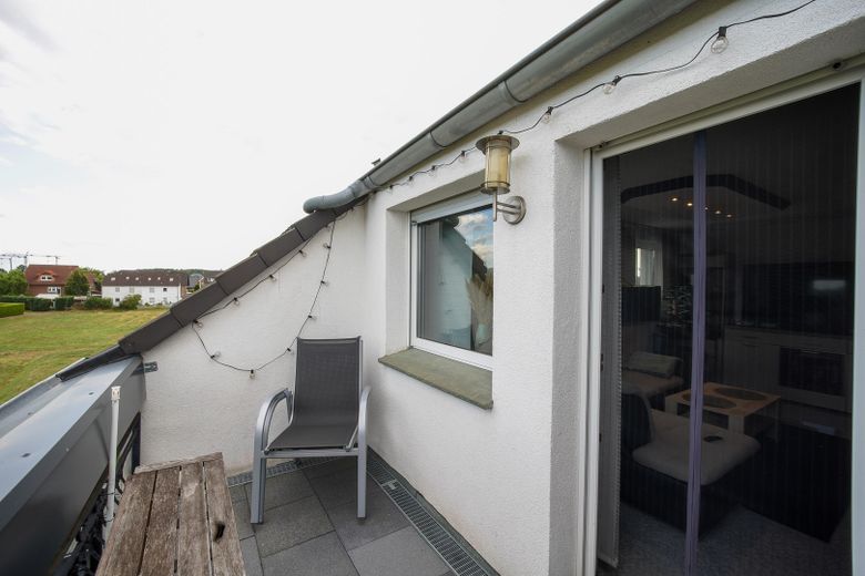 Außergewöhnliche 2-Zimmer-Dachgeschosswohnung mit Kamin, Vollbad, Balkon & ausgebautem Dachboden – Balkon_Bild2