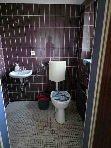!Provisionsfrei! Sanierungsbedürftiges Einfamilienhaus! – EG WC
