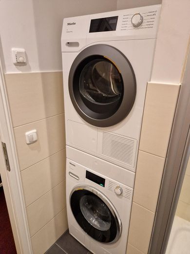 Energieeffiziente Altbauwohnung in Berlin Friedrichshain provisionsfrei, bezugsfrei – Badezimmer - Waschmaschine