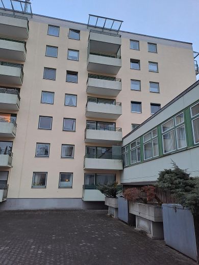 Zentrumsnahe, teilsanierte, renovierte 2-Zimmer-Wohnung mit Balkon, Duplexgarage in Berg am Laim – Aussenansicht, 2. Stock