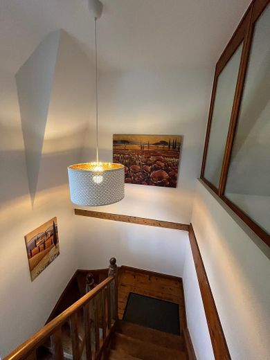 Sehr großzügige u. helle 3-Zimmer-Wohnung mit Balkon und Garten - modern renoviert mit Glasfaser – Blick ins Treppenhaus