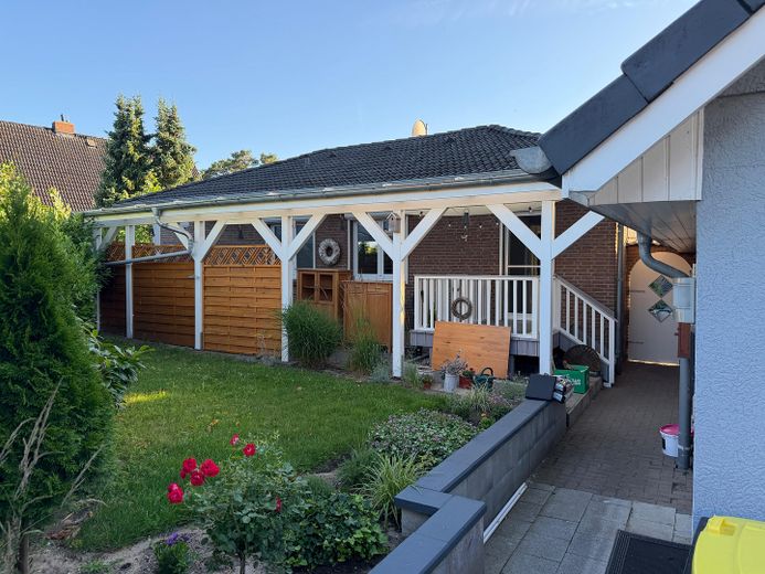 Charmanter Bungalow mit Doppelgarage in Rahmstorf – Überdachte hintere Terrasse