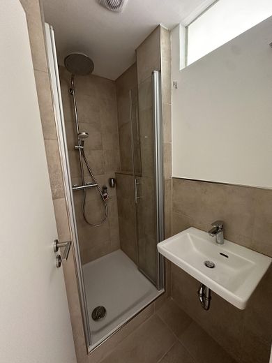 Erstbezug nach umfassender Modernisierung! Stilvolle 4-Zimmer-Wohnung in begehrter Lage – Badezimmer