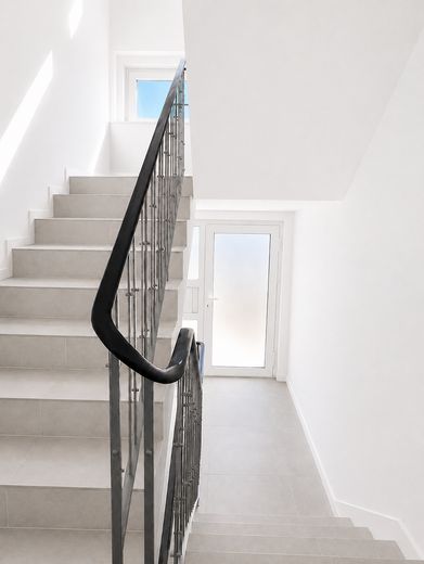 Fully renovated apartment to KfW standard with kitchen, first occupancy – quiet & energy-efficient – Treppenhaus