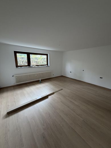 Renovierte, helle 3-Zimmer Souterrain Wohnung in Neureut – Zimmer