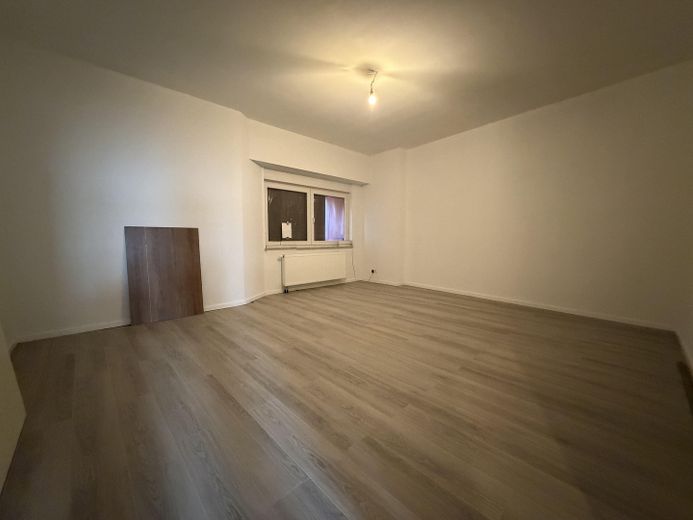 Отремонтированная квартира на первом этаже с террасой – Wohnzimmer