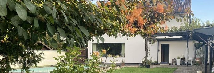 Traumhaftes Zweifamilienhaus mit Garten, Waldblick, Pool, Sauna & Mieteinnahmen – Großer Garten