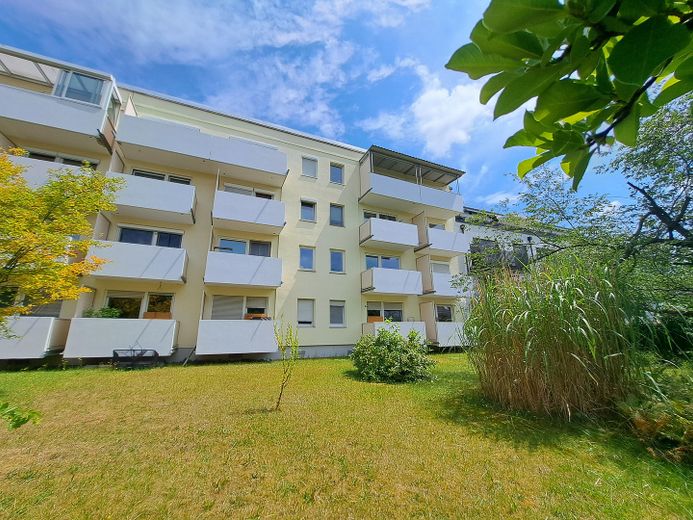 Sehr gut geschnittene, helle 2-Zimmer-Wohnung mit Balkon und Tiefgaragenstellplatz zu verkaufen – Rückseite Haus mit Balkonen
