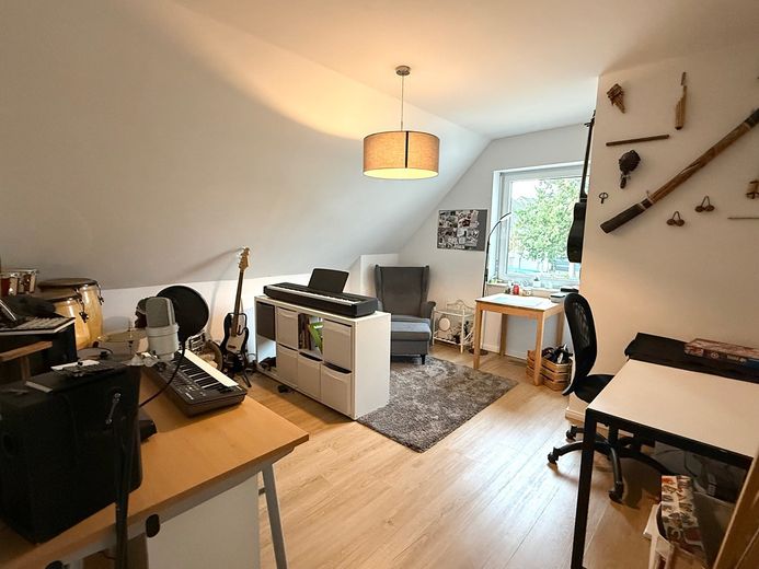Modernes freistehendes Einfamilienhaus von 2019 mit großem Garten, zentral – Foto 17