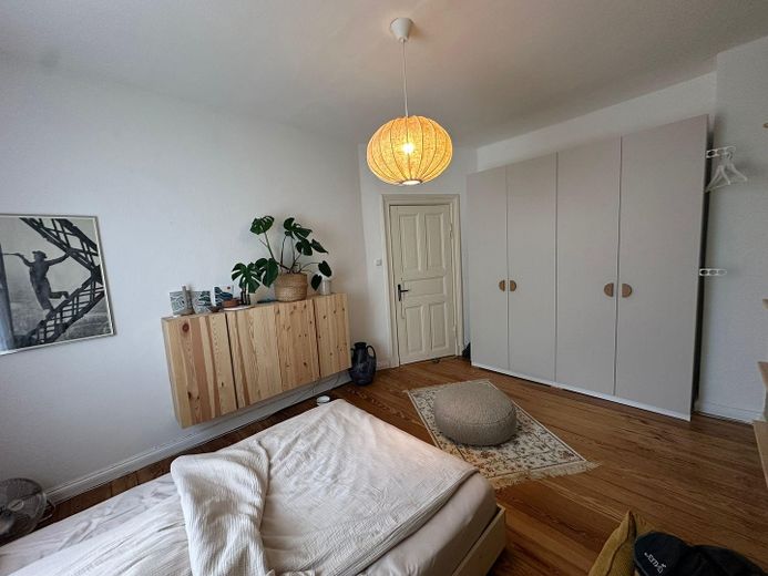 Helle, schöne und gepflegte Altbauwohnung mit Dielenfussboden und Einbauküche – sehr ruhiges Schlafzimmer 