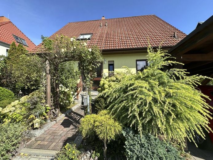 Vielseitig nutzbares EFH mit Einliegerwohnung, großer Garten, überdachter Pool, Doppelcarport – Foto 1
