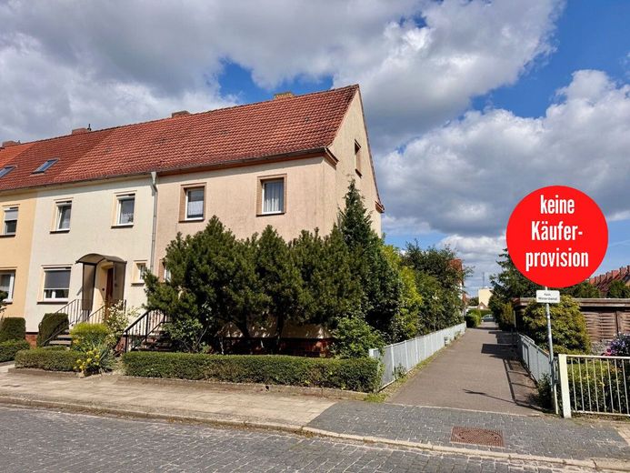 HORN IMMOBILIEN ++ Neubrandenburg Vogelviertel, Haus mit Grundstück, Terrasse und 3 Garagen – Hausansicht
