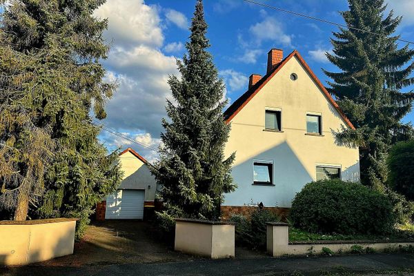 Wohnensemble aus zwei verbundenen Hausteilen – 244 m² Wohnfläche, Wintergarten & Sauna