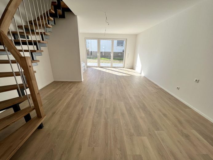 KfW-55 Neubau Doppelhäuser mit 4 Schlafzimmern in TOP Lage – Wohn-Essbereich