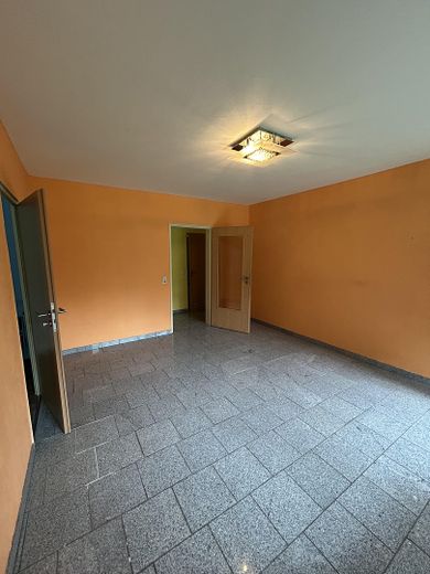 Helle 3,5-Zimmer-Wohnung mit Küche, Balkon & Stellplatz – Wohnzimmer
