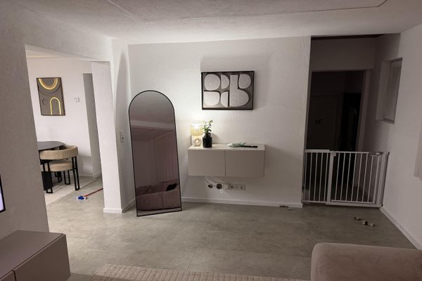 Casa adosada de esquina, garaje, sótano y 5 habitaciones – Venta particular