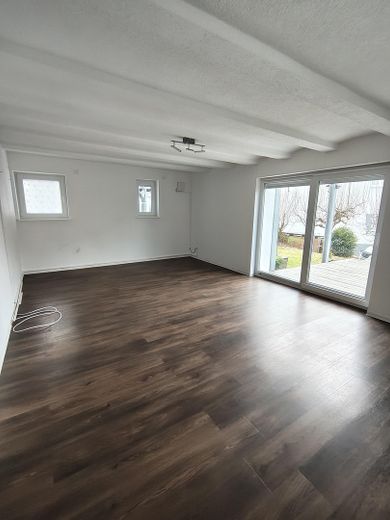 Kernsaniert & Provisionsfrei: Haus-im-Haus mit Privatgarten, Carport und Stellplätzen – Wohnzimmer