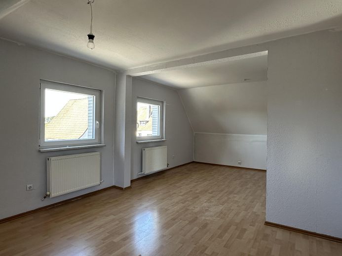 ZENTRUMSNAH! DG Wohnung ETW in saniertem MFH – Wohn- und Essbereich