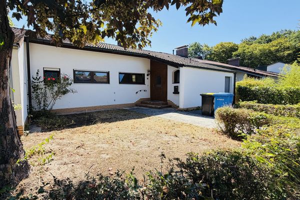 Rohdiamant in Top-Lage: Ebenerdiger Bungalow mit großem Garten – viel Platz für Familien