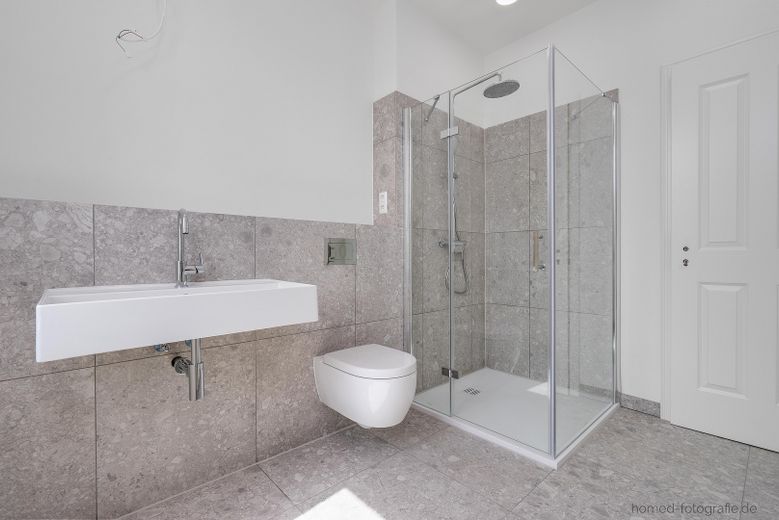 Kernsanierter 3-Zimmer-Altbau in Berlin-Köpenick: Erstbezug mit Wohnküche, Tageslichtbad und Balkon – Tageslichtbad