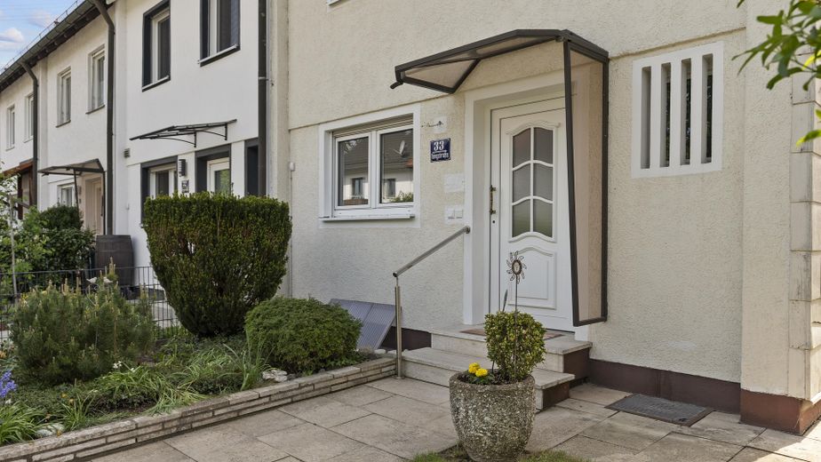 Kernsaniertes Reiheneckhaus mit Garten in Ingolstadt-Nord – Eingangsbereich mit Vorgarten