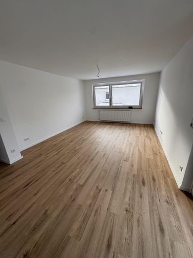 Primera ocupación tras la renovación con cocina equipada y balcón: agradable vivienda de 2,5 habitaciones en Rinteln – Wohnzimmer
