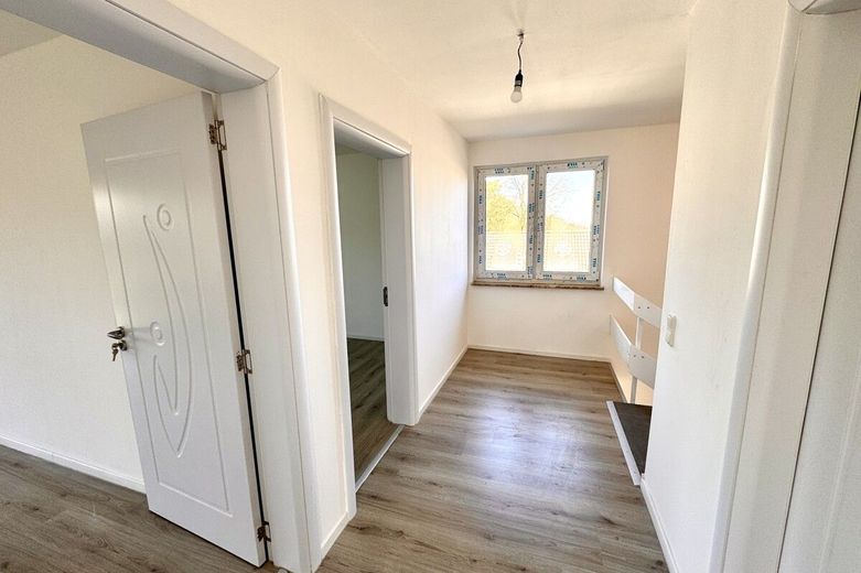 Stilvolles Einfamilienhaus mit hochwertiger Teilsanierung und großzügiger Garage – Flur OG