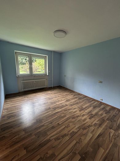 Helle 3,5-Zimmer-Wohnung mit Küche, Balkon & Stellplatz – Schlafzimmer