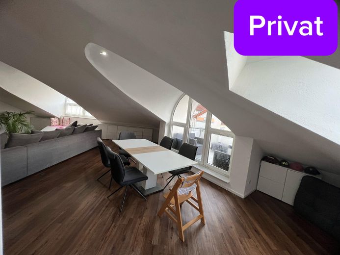 شقة فسيحة من 4 غرف بارتفاع سقف يزيد على 3 م، وشرفتين وموقفي سيارات – Esszimmer mit Balkon