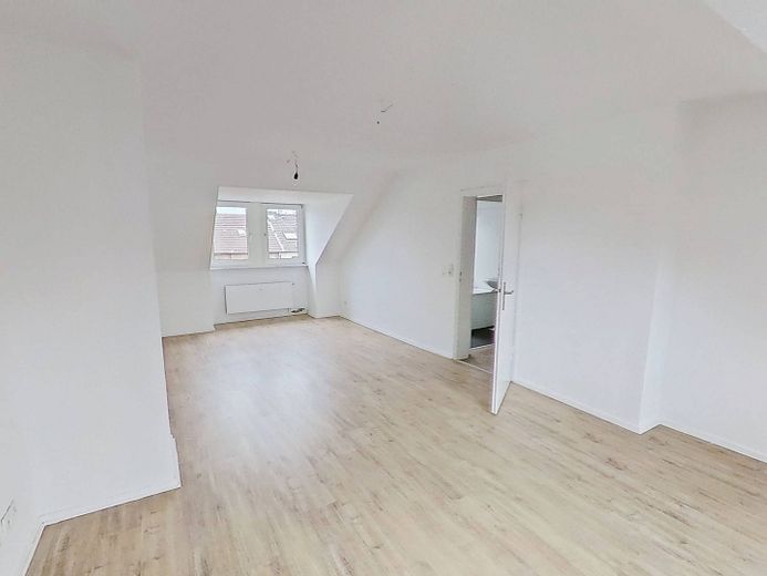 Luminoso appartamento di 2 locali all’ultimo piano con moderno bagno con luce naturale, a pochi passi dal centro città – Ansicht I: Wohn- und Esszimmer