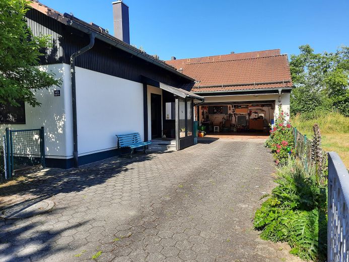 Nordseite_Einfahrt_Garage