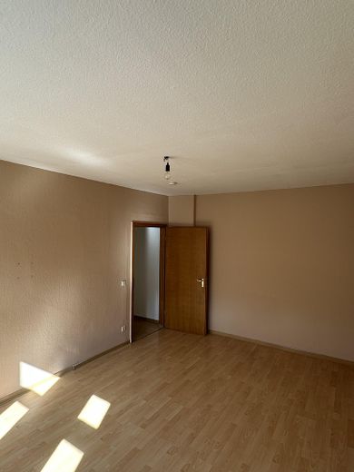 Prima occupazione dopo la ristrutturazione in elegante appartamento in edificio d’epoca – Wohnzimmer vor Sanierung