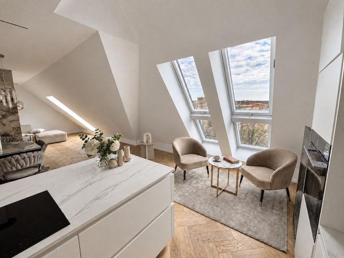 Última planta con ascensor: ático de 131 m², renovado y ampliado en 2025/26 – Potsdam West – Wohnen unter Dachfenstern