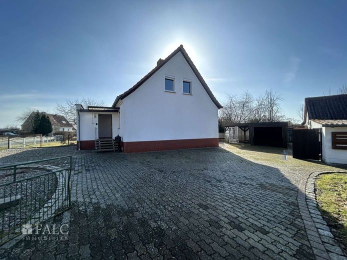 Sanierungsbedürftige Doppelhaushälfte + mögliches Baufeld – Außenansicht