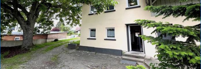 Bezugsfreies und saniertes Einfamilienhaus mit großer Scheune und idyllischem Grundstück !