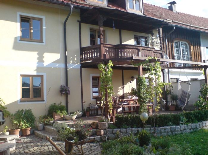 Viel Platz aufgeteilt in 2 Eigentumswohnungen in Chiemseenähe – Südbalkon und Terrasse