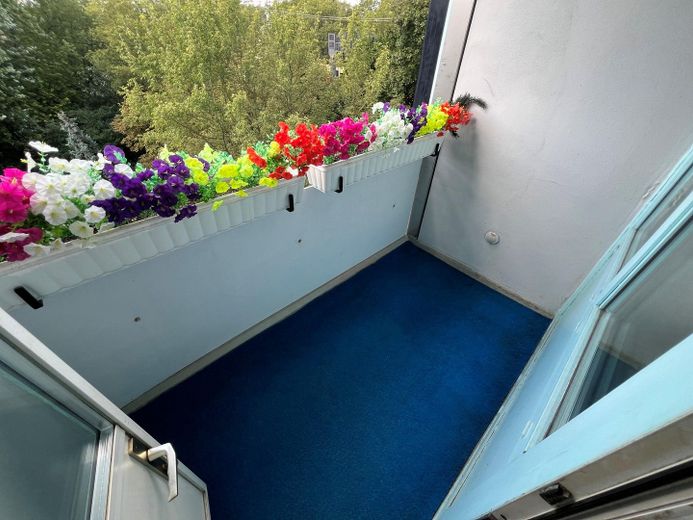 Apartamento de 2 habitaciones disponible para ocupar en el Hansaviertel – Balkon 1_Wohnzimmer/Essecke
