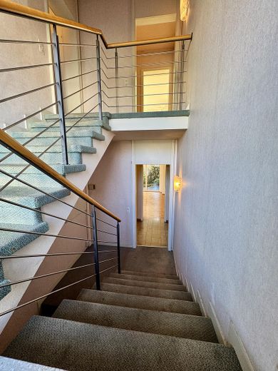 EFH oder MFH: außergewöhnlich flexibel & solide, ideale Lage, großes Potential – Treppe zum EG