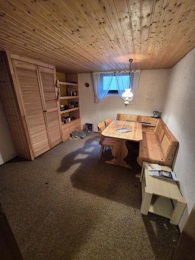 Miejsce dla rodziny – środkowy segment domu szeregowego z ogrodem, balkonem, garażem i instalacją fotowoltaiczną – Kellerraum