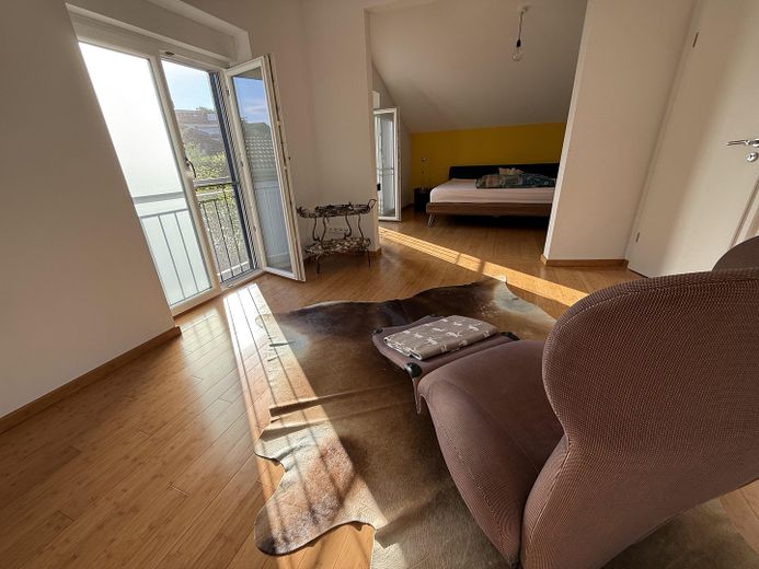 Modernes Einfamilienhaus mit freiem See- und Bergblick Nähe  Prien – Relaxraum Richtung Schlafraum